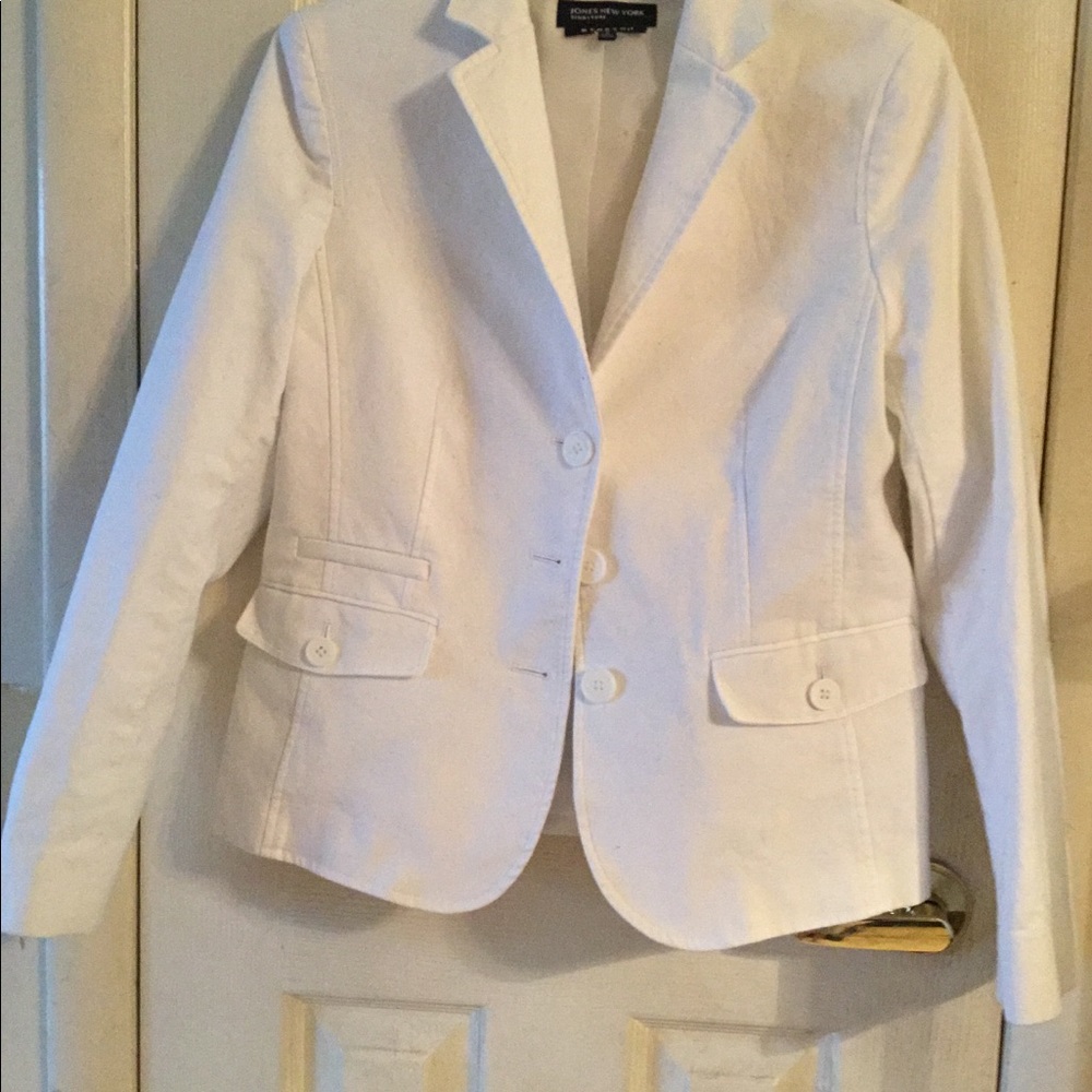 New white jacket stretch no stains still has tag